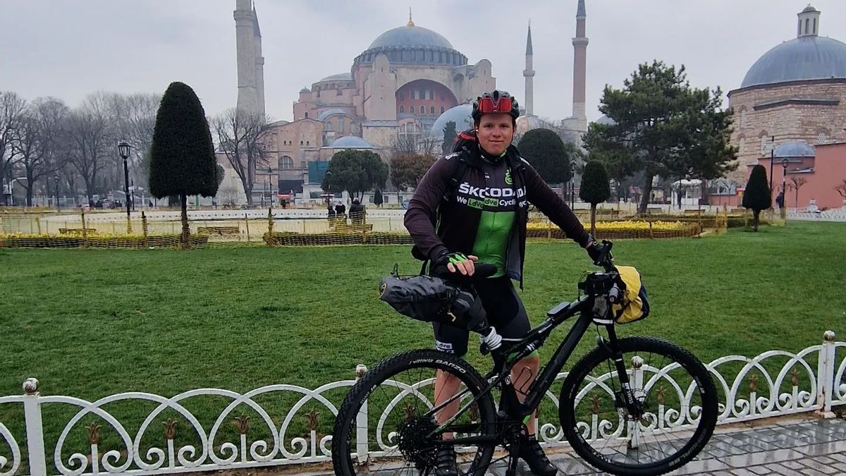 Čech jede na kole z Brna do Singapuru. Pákistán kvůli bezpečnosti vynechal